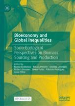 Das Buch analysiert die unterschiedlichen Interpretationen von Bioökonomie und betrachtet die lokalen und globalen Folgen der Bioökonomieagenda, insbesondere der Bioenergie-Politiken, in Südamerika, Asien und Europa. In 14 Artikeln wird der Frage nachgegangen, wie ein Wandel von einer fossilen zu einer bio-basierten Ökonomie sozio-ökologische Ungleichheiten verändert, verstärkt oder infrage stellt.