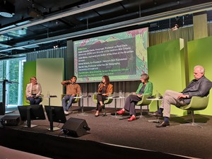 Die Heinrich-Böll-Stiftung lanciert den Amazonas Atlas auf Portugiesisch und Englisch  Seit seiner Kolonialisierung dient das Amazonasgebiet als Projektionsfläche fremder Ideen und Begehren. Mit dem Brasilianischen Amazonas-Atlas möchten wir gängige Stereotypen über die Region dekonstruieren – und ihn aus Sicht seiner vielfältigen Bewohner*innen zeigen.