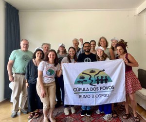 Im November 2025 findet die internationale Klimakonferenz COP30 in Belém im brasilianischen Amazonasgebiet statt. Gastgeber Brasilien erwartet Staatschefs aus aller Welt, die dann über die Rettung des Weltklimas, neue Ziele und entsprechende Finanzierungen verhandeln sollen.  Im gleichen Zeitraum organisiert sich die kritische Zivilgesellschaft auf der "Cupula dos Povos". Klimagerechtigkeit und die Beteiligung an Entscheidungen gehören zu ihren Forderungen. Sie betonen ihre Autonomie von Regierung und Politik und repräsentieren die Diversität der brasilianischen Bevölkerung. Eine kleine Delegation hat gerade in Basel, Schweiz Station gemacht, um danach zur Vorbereitungskonferenz der COP30 in Bonn weiterzufahren.