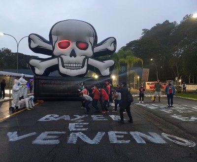 100 Mitglieder MST-Jugend besetzten zwischenzeitlich die Bayer-Niederlassung in Jacareí im Bundesstaat São Paulo