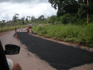 Die BR-319 zwischen Manaus und Porto Velho soll doch durchgängig asphaltiert werden und so die noch 400 Kilometer vorhandene Erdpiste zwischen Manaus und Porto Velho ersetzen. Klimaaktivist:innen, Umweltschützer:innen und Menschenrechtsverteidiger:innen äußerst besorgt.