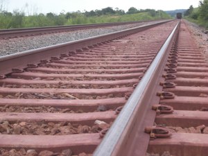 Die Deutsche Bahn beteiligt sich in Brasilien an einem Milliardenprojekt zum Bau einer Bahnstrecke und neuen Hafens im Munizip Alcântara im Bundesstaat Maranhão für den Ausbau des Exports von Soja, Erzen und künftig auch Wasserstoff. Laut Deutscher Bahn liegen die Vorteile des Projekts neben dem ökonomischen Potential für die Region in der "Sorgsamkeit in Bezug auf soziale und Umweltbelange". Umweltbesorgnisse aber bestehen, da das Baugebiet von Bahnstrecke und Hafen im einem Schutzgebiet der Kategorie "Área de Proteção Ambiental" (APA) liegt, zudem ist das Munizip Alcântara seit Jahrzehnten Hotspot eines Landkonfliktes zwischen der brasilianischen Luftwaffe, die dort Brasiliens einzigen Weltraumbahnhof betreibt, und den dort lebenden traditionellen Gemeinden der Quilombolas. Dieser Umstand wirft natürlich nun auch Fragen an die Deutsche Bundesregierung - im Besonderen an das bundesdeutsche Verkehrsministerium - auf, da die Bundesrepublik Deutschland im Juni 2021 die ILO-Konvention Nr. 169 zum Schutze der Rechte der Indigenen Völker ratifiziert hat und die Deutsche Bahn als 100%ige Tochter des Bundes somit zur Einhaltung der ILO-Konvention 169 verpflichtet ist, unabhängig vom Ort des Wirtschaftsgeschehens.