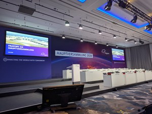 Auf dem Fraport-Gelände des Flughafens Pinto Martins in Fortaleza, Ceará, Brasilien, kam es laut der brasilianischen Bundesumweltbehörde IBAMA im vergangenen Jahr zu illegalen Rodungen von insgesamt über 60 Hektar „fortgeschrittenen geschützten Atlantischen Regenwalds“ auch innerhalb eines staatlich anerkannten permanenten Schutzgebietes. Die entsprechenden Gerichtsprozesse laufen derzeit noch in verschiedenen Instanzen. Im April dieses Jahres kam es in Fortaleza zudem zu sehr starken Regenfällen, die dazu geführt haben, dass Schlammwässer von den zuvor gerodeten Flächen mehrere Mauern auf dem Gelände niederrissen und die angrenzend Ortschaft Vila Gomes flutete und dort Hab und Gut der dortigen Bewohner:innen in Mitleidenschaft zogen. Berichten zufolge sind Dutzende Familien nun mit Vertreibung, materiellen Verlusten und ernsthaften Gesundheitsrisiken konfrontiert. Die Anwohner:innen haben deshalb begonnen, sich zu wehren. Sie organisierten u.a. eine Protestaktion vor der Baustelle und blockierten die Bundesstraße BR-116, um sofortiges Handeln und Rechenschaft zu fordern. Um den Schutz der Rechte der Anwohner:innen auch von Deutschland aus zu unterstützen und einzufordern, hat der Dachverband der Kritischen Aktionär:innen auf der Hauptversammlung der Fraport AG diese Themen angesprochen und Nachfragen gestellt. KoBra dokumentiert hier die Rede.