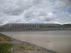 Nachdem am Tage zuvor die brasilianischen Senats-Kommissionen für Landwirtschaft und Umwelt für die Annahme des sogenannten "Generalgesetz zur Umweltlizenzierung" 2159/21 gestimmt hatten, wurde es dem Senatsplenum am gestrigen Folgetag zur Abstimmung vorgelegt und mit 54 Ja-Stimmen zu 13 Nein-Stimmen verabschiedet. Nach dem zivilgesellschaftlichem Protest liess auch das Umweltministerium Marina Silvas eine deutliche Protestnote auf der Webseite des Umweltinisteriums gegen die Verabschiedung der PL 2159/21 veröffentlicht. Da es Textesänderungen durch den Senat gegeben hatte, geht der gesetzesentwurf nun zunächst noch wieder zurück an die Abgeordnetenkammer, bevor es als Gesetz verabschiedet werden kann.