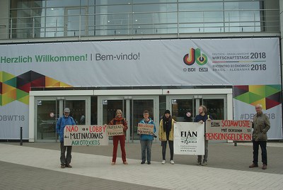 Protestaktion von FIAN gegen Menschenrechtsverletzungen