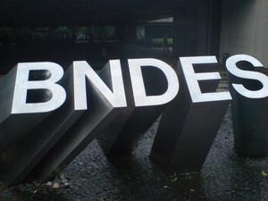 Brasiliens Entwicklungsbank BNDES vergibt Milliardenkredit an ein JointVenture des Stahlgiganten ArcelorMittal und des Windparkgiganten Casa dos Ventos. Über die Umwelt- und Menschenrechtsverletzungen von Stahlwerken in Brasilien hat KoBra schon oft berichtet, heute richten wir das Augenmerk auf die existierenden Menschenrechtsverstöße von Windparkunternehmen in Brasilien und stellen die Frage nach der (noch immer ausbleibenden) vollumfänglichen Anerkennung und Respektierung der Land- und Nutzungsrechte traditioneller Völker und Gemeinschaften und Kleinbäuerinnen und Kleinbauern.