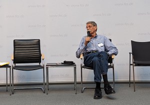 Das Kabinett in Brasília hatte sich Mitte Juli auf die Durchführung einer strategischen Umweltverträglichkeitsprüfung für die Frage nach den Auswirkungen der durchgängigen Asphaltierung der BR-319 zwischen Manaus und Porto Velho ausgesprochen. Die Umweltministerin Marina Silva kündigte eine Entscheidung rein "technischer Natur" auf Basis dieser Umweltprüfung an, während Präsident Lula in einem Interview im September erklärte, dass das Projekt der BR-319 "aus den Startlöchern kommen wird". Für den international renommierten Wissenschaftler Philip Fearnside ein Skandal - und er kritisiert die postulierte "technische" Entscheidung als politisch gezielte Augenwischerei, in dem er in die Vergangenheit verschiedener Umweltverträglichkeitsprüfungen in Brasilien schaut und analysiert, wie viel solch ein Papier letztlich politisch wert war.