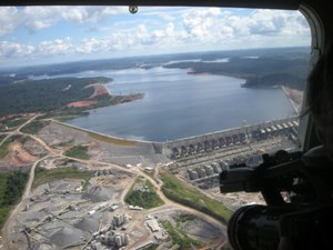 Die diesjährige Trockenzeit in Amazonien legt die Fehlkalkulationen beim Bau des 11-GW-Staudamms Belo Monte am Xingu-Fluss im amazonischen Bundesstaat Pará schonungslos bloß.
