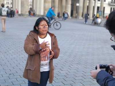 Alessandra Korap Munduruku prangert bei der UNO das Eindringen von Unternehmen und Banken in indigenes Land und die Verschmutzung der Gewässer durch Quecksilber an Alessandra Korap Munduruku prangert bei der UNO das Eindringen von Unternehmen und Banken in indigenes Land und die Verschmutzung der Gewässer durch Quecksilber an