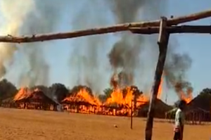 Bundesstaatsanwaltschaft fordert Bundespolizei und FUNAI auf, den Brand aller 48 Häuser des Dorfes Ethenhiritipá im indigenen Land Pimentel Barbosa der Volksgruppe der Xavante im Bundesstaat Mato Grosso zu untersuchen.