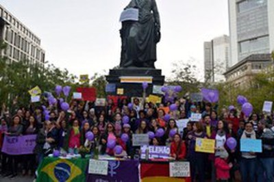 Brasilianische Frauen in Europa demonstrieren gegen Rechtsradikalismus und Frauenfeindlichkeit