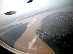 Die Welt richtet in den nächsten Monaten ihren Blick nach Belém do Pará, wo im November die Weltklimakonferenz COP30 stattfindet. Im August wurde bekannt, wie die Landesregierung von Pará unter Gouverneur Helder Barbalho ihren Blick auf die Indigenen Bewegungen wirft: mit gezielten fake news über Indigene, mit eingeschleusten Agenten, mit geheimen Aufnahmen, mit illegaler Überwachung in Echtzeit sowie mit Mitteln und mit Strukturen des landeseigenen Menschenrechtsschutzprogrammes.