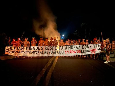 Munduruku blockieren die Transamazônia-Bundesstraße 230 bei Itaituba in Amazonien seit einer Woche: Protest gegen das Gesetz 14.701 zur Stichtagsregelung Munduruku blockieren die Transamazônia-Bundesstraße 230 bei Itaituba in Amazonien seit einer Woche: Protest gegen das Gesetz 14.701 zur Stichtagsregelung