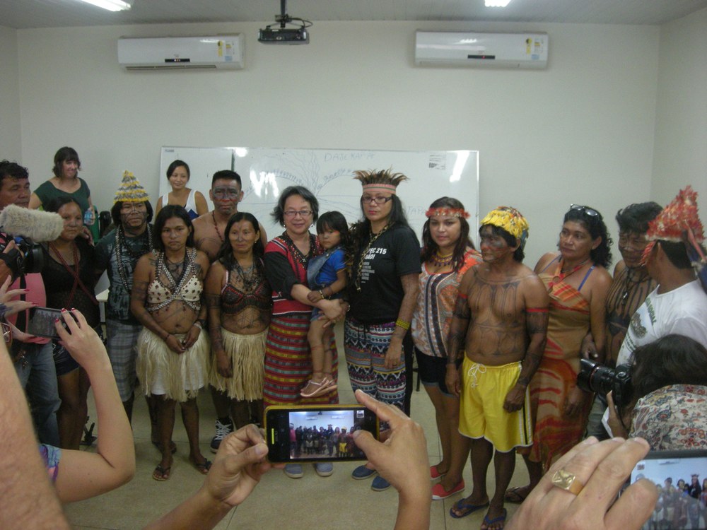200 Munduruku besetzen Baustelle des Wasserkraftwerks São Manoel am Fluss Teles Pires