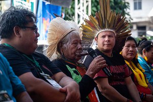 Der Amazonas-Gipfel in Belém soll zu gemeinsamen Strategien der acht Anrainerstaaten im Umweltschutz und im nachhaltigen Wirtschaften führen. In den Protesten der Bevölkerung zeigt sich die Schwierigkeit von klimafreundlichem Wirtschaften sowie dem Schutz der Menschenrechte.