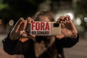 Zum vierten Massenprotest gegen Bolsonaro innerhalb von zwei Monaten kamen am 24.07.2021 mehr als 600.000 Menschen in über 400 Städten zusammen. Auch außerhalb Brasiliens gab es Proteste. Das Motto der Proteste lautete: "Für Impfung, Arbeit und Unterstützung: Raus mit Bolsonaro!"