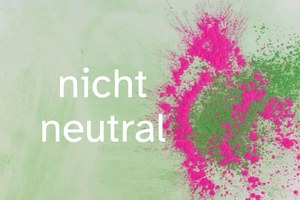 Anlässlich einer Ausstellung, die derzeit in Freiburg gezeigt wird (zusammentun, solidarisch gegen rechts), dokumentieren wir einen Beitrag von Hannah Eitel von der Heinrich-Böll-Stiftung Sachsen, den nun die Heinrich-Böll Stiftung Baden-Württemberg ebenfalls veröffentlicht hat: Das Rechtsgutachten der Cellex Stiftung bestätigt: „Politische Bildung und Demokratiearbeit sind stets auf ethische Werte und Verfassungsziele gerichtet und deshalb nie ,neutral‘.“ Das bestärkt die wichtige Arbeit vieler zivilgesellschaftlicher Vereine. Jetzt ist es an allen anderen, klar Position zu beziehen: Neutrale Zivilcourage gibt es nicht!