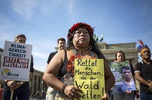 Anfang September waren die Umwelt- und Indigenenaktivistin Alessandra Korap Munduruku, die Menschenrechtsanwältin Raione Lima und der indigene Wächter des Waldes Olimpio Guajajara in Berlin zu Gast. Sie sind der Einladung von Misereor, Survival international und der Aktionsgemeinschaft Solidarische Welt gefolgt und berichteten eingänglich von ihrem bedrohlichen Alltag im Amazonasgebiet und als prominente Sprecher*innen für die indigenen Gemeinschaften der Munduruku und Guajajara.  Ihr Kampf gilt der Erhaltung des Regenwalds, der Rettung der Flüsse und dem Überleben der indigenen Gemeinschaften im Amazonasgebiet. Für ihren Kampf wurde Alessandra in Berlin mit dem taz-Panter-Preis ausgezeichnet. Ihre Widersacher sind illegale Holzfäller, illegale Goldsucher und die indigenenfeindliche Politik der Regierung unter Präsident Bolsonaro.