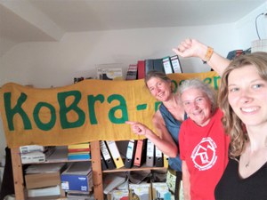 Auf Einladung der Brasilieninitiative Freiburg kam Monika Ottermann während ihres Deutschlandaufenthalts auch nach Freiburg zu Besuch. Die Aktivistin und Religionswissenschaftlerin lebt seit Ende der 80 er Jahre in Brasilien. Inzwischen wohnt sie in São Bernardo, in der ABC Region der Metropole São Paulo und engagiert sich in der brasilianischen Wohnungslosenbewegung MTST (Movimento dos Trabalhadores Sem Teto). Der persönliche Kontakt zur Freiburger Brasilieninitiative hat während der Coronapandemie zu einem erfolgreichen Spendenaufruf geführt, der auch von KoBra Gruppen und Mitgliedern unterstützt wurde.