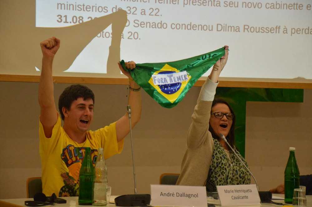 Podium - Fora Temer