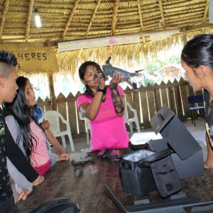 Zwischen Drohnen und Wäldern - Das audiovisuelle Munduruku-Kollektiv "Daje Kapap Eypi" bei der Verteidigung seines Territoriums Zwischen Drohnen und Wäldern - Das audiovisuelle Munduruku-Kollektiv "Daje Kapap Eypi" bei der Verteidigung seines Territoriums